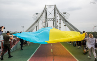 У Києві через пішохідний міст розгорнули прапор на знак підтримки людей, які перебувають в окупації: фото і відео