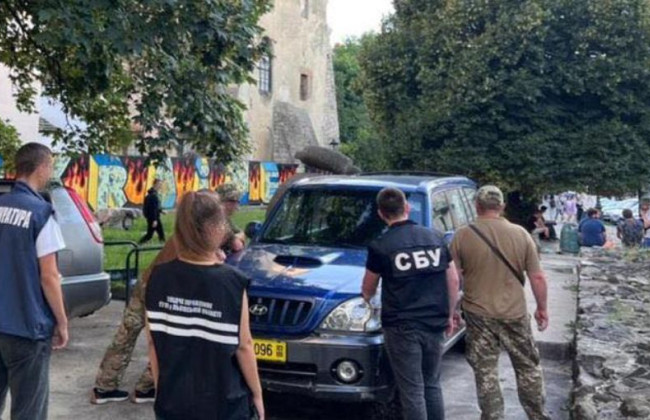 Продавали авто для нужд ВСУ: во Львове разоблачены два псевдоволонтера