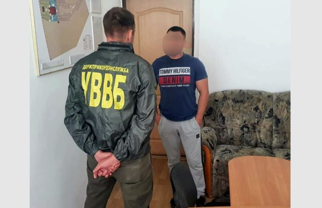 На Закарпатье мужчина предлагал пограничникам 2000 долларов за беспрепятственный выезд за границу