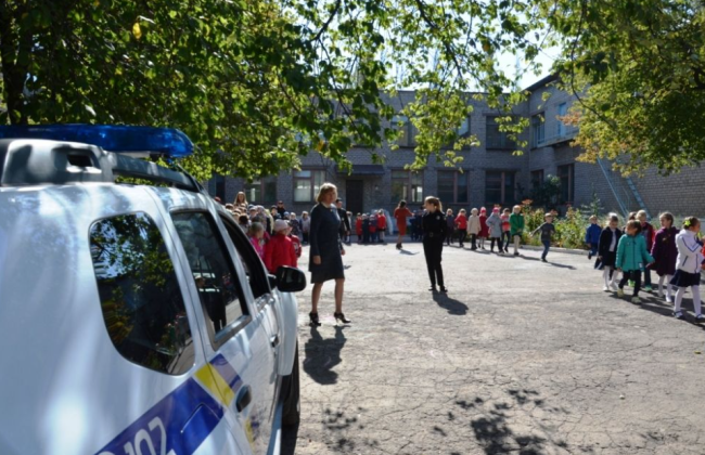 На Київщині за деякими школами закріплять групи реагування поліції: для чого це потрібно