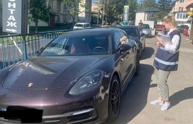 Во Львове за долги у бизнесмена забрали Porsche Panamera, фото