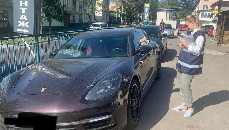 Во Львове за долги у бизнесмена забрали Porsche Panamera, фото