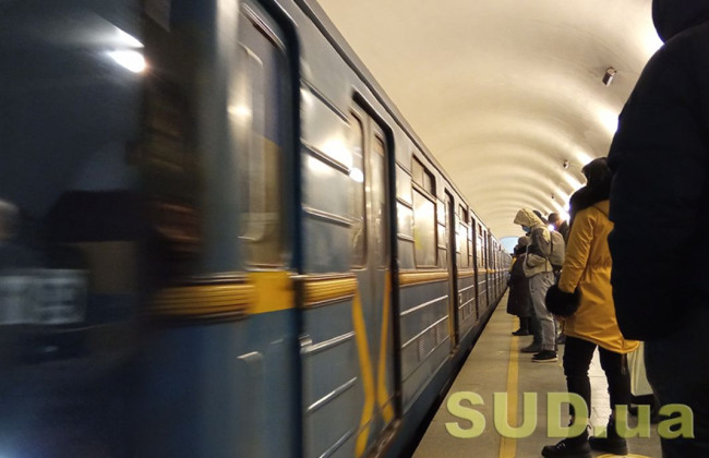 На метро Дарница парень прыгнул под поезд