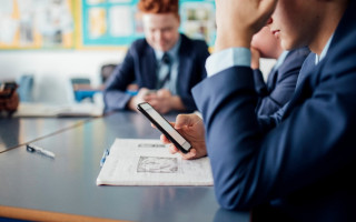У РФ школярам заборонили використовувати телефони на уроках