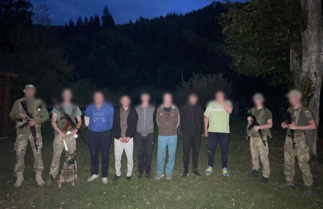 Без корзинок, но с загранпаспортами: на Закарпатье пограничники задержали группу уклонистов, которые «вышли собирать грибы»