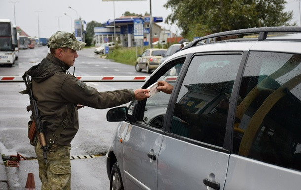 Як держслужбовці можуть виїхати за кордон під час війни, — роз’яснення ДПСУ