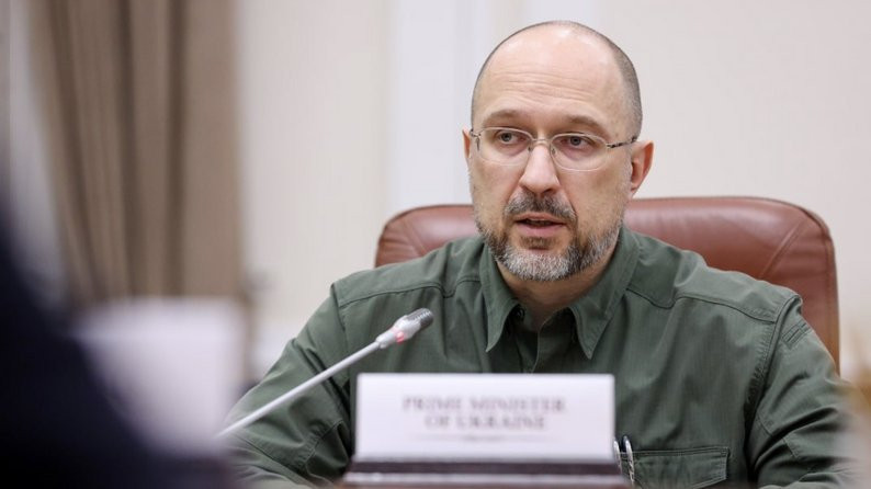 Шмигаль не підписав постанову про виїзд чоловіків за кордон у відрядження - міністр