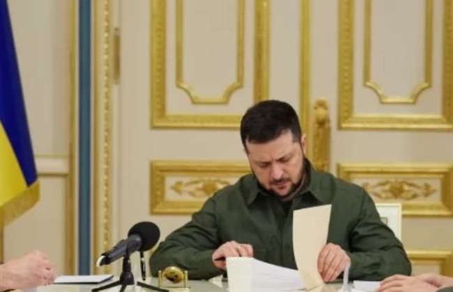 Зеленский подписал закон, предусматривающий, что украинцы могут не включать в пенсионный стаж работу во время военного положения и в течение трех месяцев после его отмены