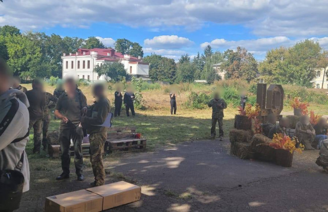 Четверо детей пострадали из-за взрыва на выставке оружия в Чернигове: начато расследование