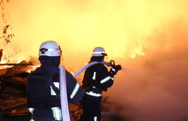 У Харкові через ворожий обстріл сталася масштабна пожежа в ресторані: фото