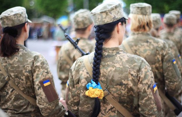Військовозобов'язані жінки не зможуть виїздити за кордон під час воєнного стану, – юрист Міноборони, оновлено