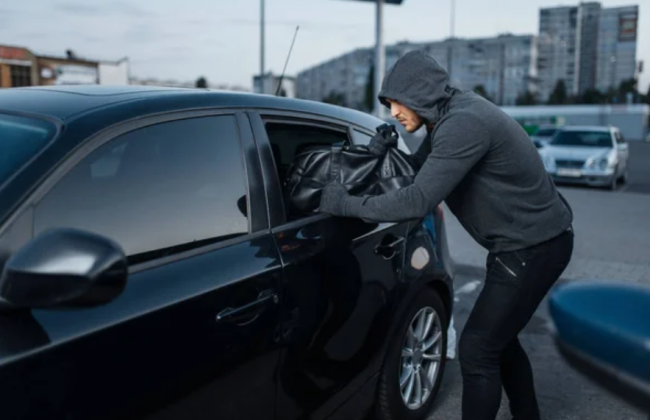 Дізнався від знайомого, що власник авто возить з собою «кругленьку» суму: суд оголосив вирок кам’янчанину за грабіж