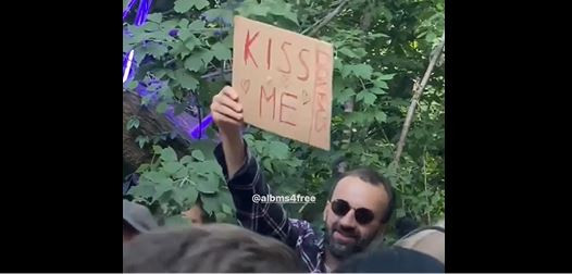 Сергій Лещенко пояснив нове відео з танцями на фестивалі під час війни