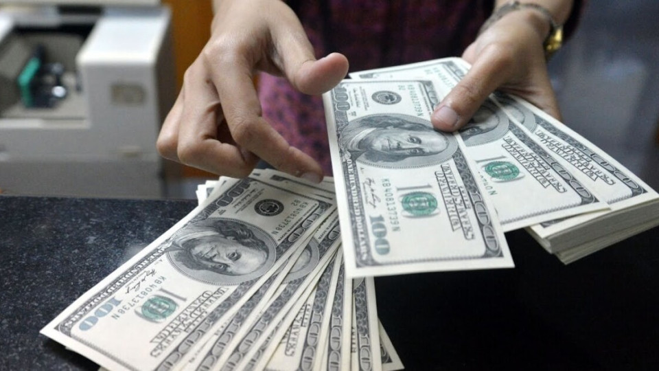Нацбанк увеличил объем валюты, которую банки могут продавать населению