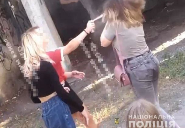 В Киеве девушки-подростки жестоко избили одноклассницу