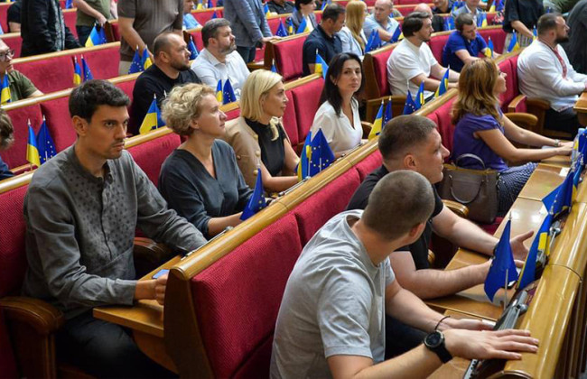 Комітет ВР рекомендує депутатам і далі не транслювати засідання Ради на час воєнного стану