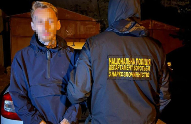 В Києві правоохоронці вилучили у чоловіка наркотики та психотропи на 600 тисяч гривень