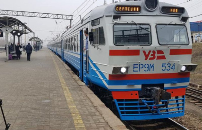 Укрзализныця предлагает новые сервисы для пассажиров — установили новые держатели для туалетной бумаги и заменили саму бумагу