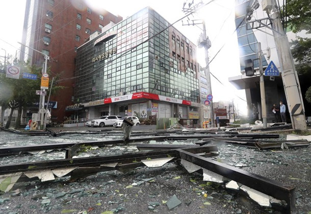 Разрушенные дома и разбросанные машины: в Южной Корее мощный тайфун, фото