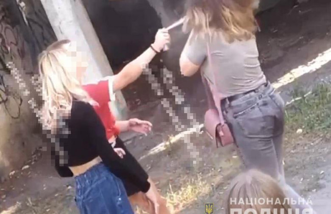 Избиение школьницы в Киеве: следователи полиции сообщили трем несовершеннолетним о подозрении