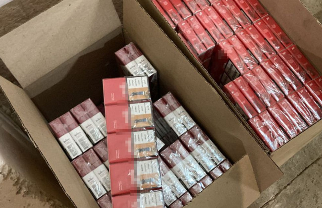 «Кришували» чиновники і правоохоронці: у Дніпрі викрили фабрику з виробництва контрафактних цигарок, відео