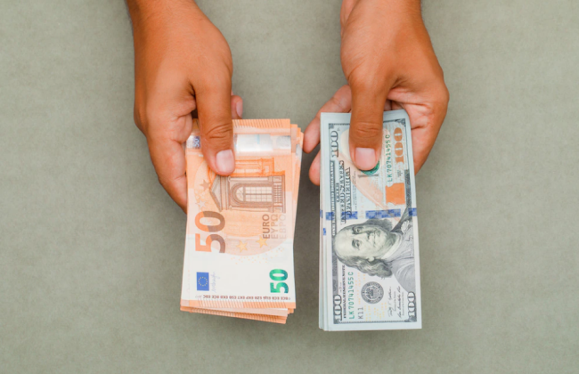 НБУ принимает меры по решению вопроса с временной нехваткой наличных долларов в кассах отдельных банков