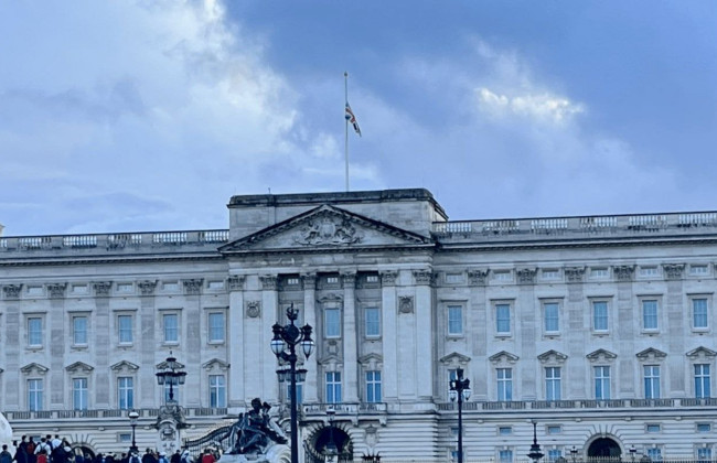 Смерть королевы Елизаветы II: в Британии приспустили флаг над Букингемским дворцом и объявили траур