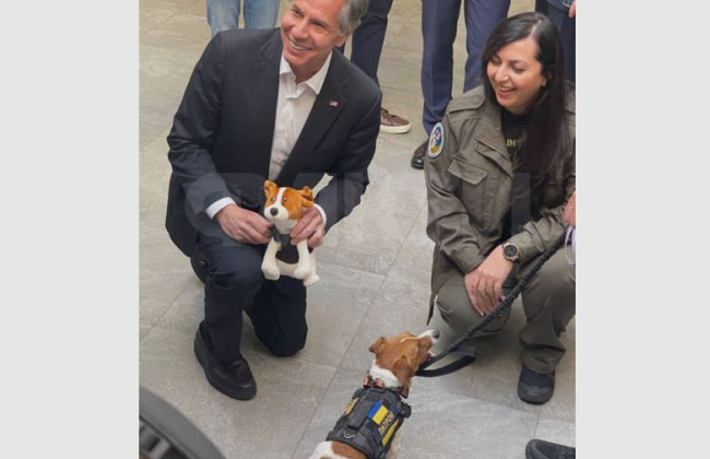 Блинкен в Киеве подружился с псом-сапером Патроном, фото