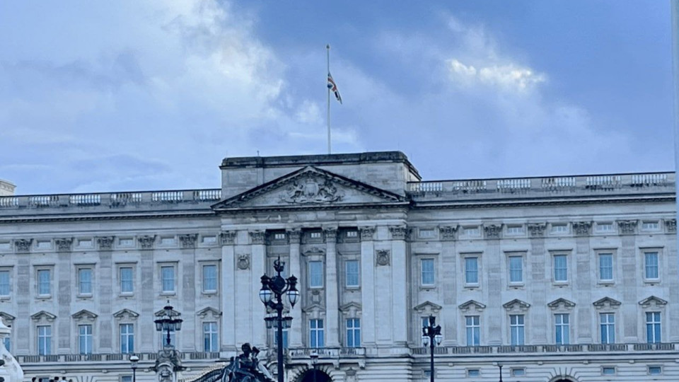 Смерть королевы Елизаветы II: в Британии приспустили флаг над Букингемским дворцом и объявили траур