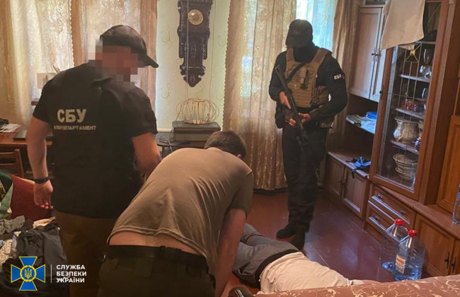 Працювали над запуском проросійського медіацентру: СБУ затримала агентів РФ