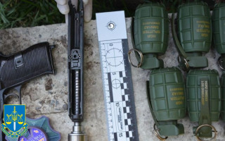Зберігав вдома зброю та гранати: судитимуть 43-річного чоловіка