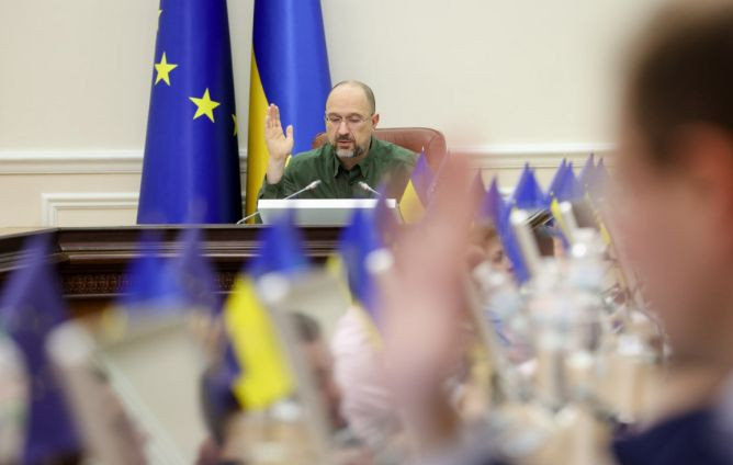 Кабмин предлагает Раде отменить ввозную пошлину на социально значимые продукты питания