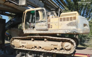 У Києві вантажівка з екскаватором на причепі застрягла під трубопроводом, фото