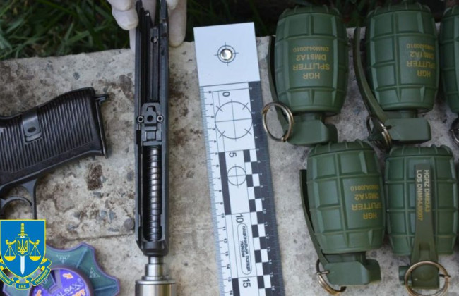 Зберігав вдома зброю та гранати: судитимуть 43-річного чоловіка