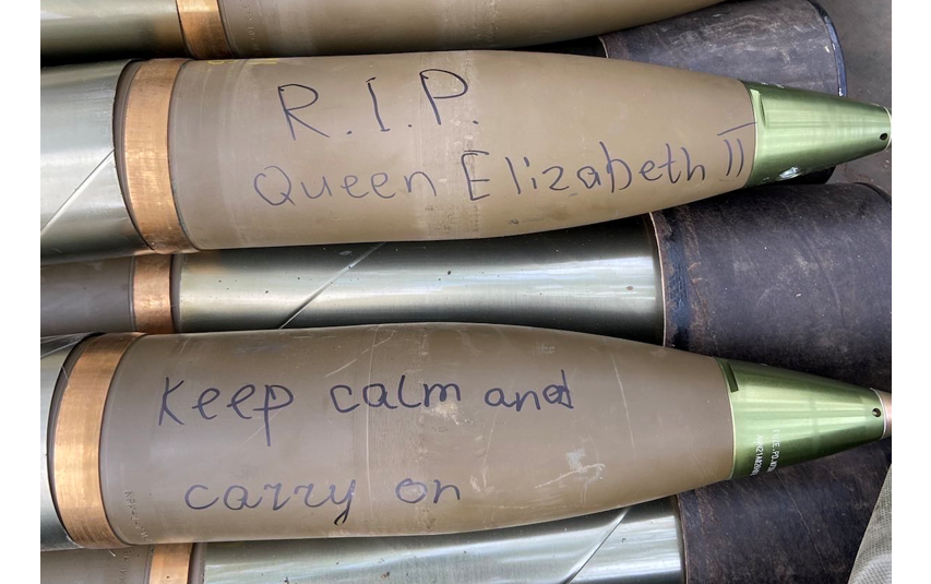 Послания на артиллерийских снарядах: украинские воины чтят память Елизаветы II, фото