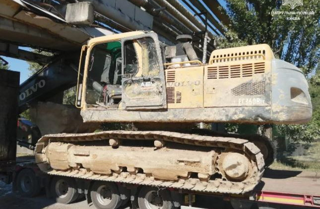 У Києві вантажівка з екскаватором на причепі застрягла під трубопроводом, фото