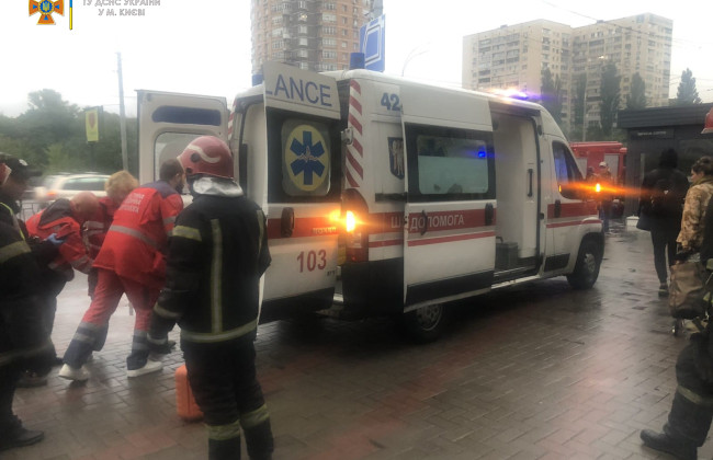 На залізничній станції «Караваєві дачі» у Києві під потяг впала людина – ДСНС