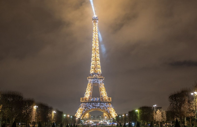 Ночную подсветку Эйфелевой башни предлагают выключать раньше, чтобы сэкономити