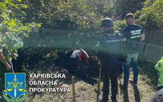 Катували та закопали:  у звільненому від окупантів селищі на Харківщині виявлено тіла чоловіків