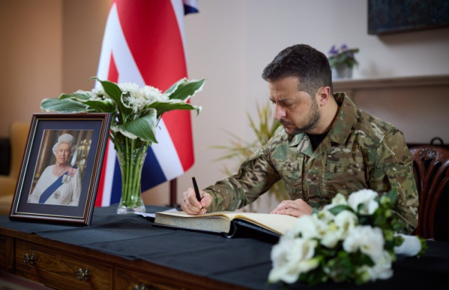 Зеленський вшанував пам’ять Її Величності Королеви Єлизавети II, фото