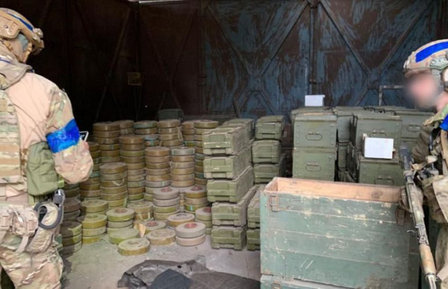 «Тікають так, що залишають після себе цілі арсенали боєприпасів»: СБУ показала фото трофеїв з Ізюму