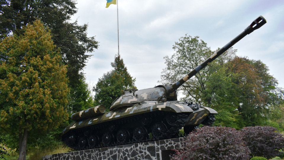 На Житомирщині радянський танк перефарбували в український піксель: фото