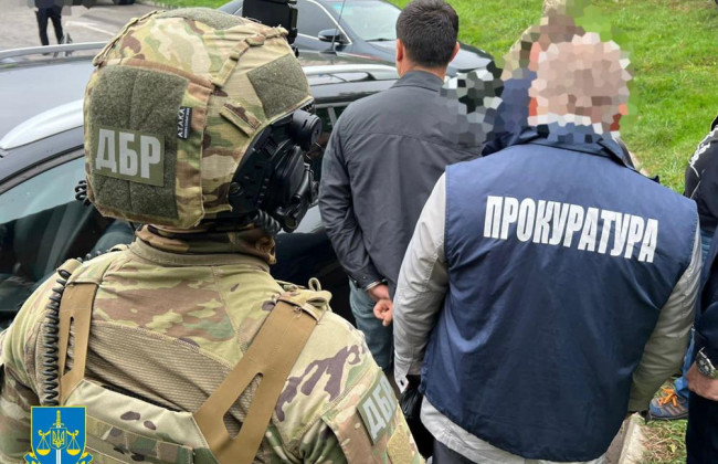 8,8 тисяч доларів за перевезення через кордон дорогоцінних металів: на Львівщині викрили митника