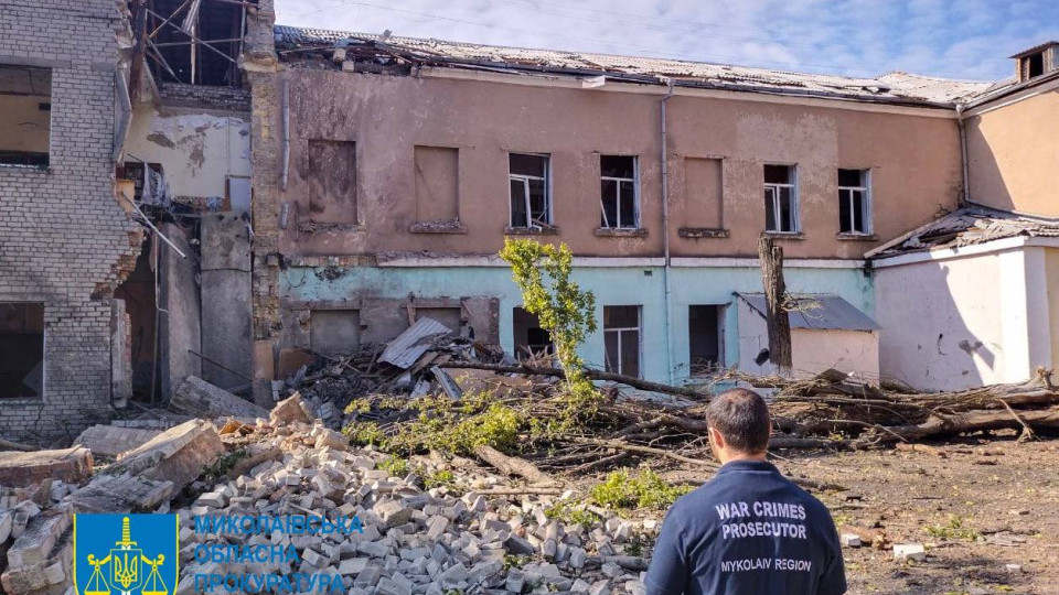 Мощный обстрел Николаева: повреждены дома и учебное заведение, фото