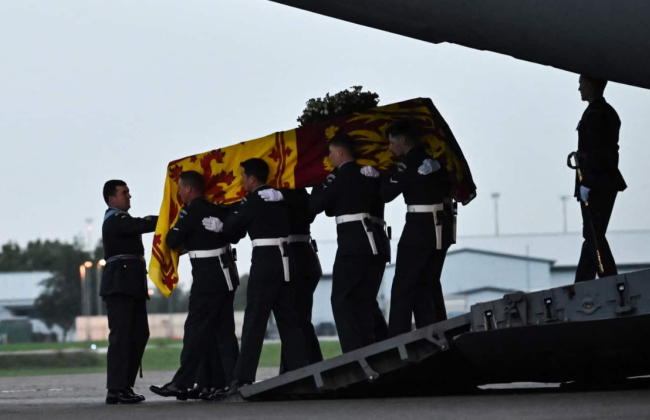 Останній політ королеви Єлизавети II став найбільш відстежуваним рейсом в історії