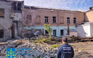 Потужний обстріл Миколаєва: пошкоджено будинки і навчальний заклад, фото