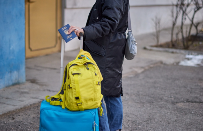 Засчитывается ли стаж госслужащим, уехавшим из Украины и ушедшим в отпуск без сохранения зарплаты: разъяснение НАДС