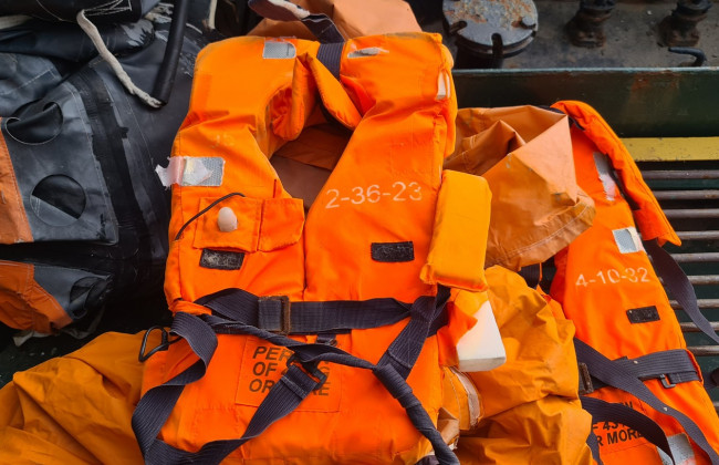 Екіпаж торгового судна передав прикордонникам цікаву знахідку з крейсера-потопельника «Москва», відео та фото