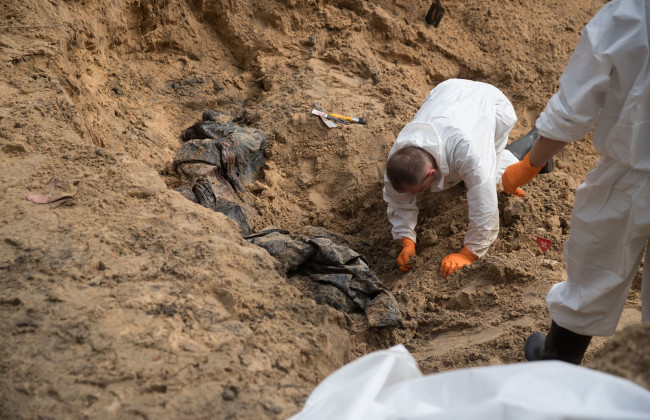 «Відплата буде справедливо страшною»: Зеленський показав жахливі фото з місця масового поховання в Ізюмі