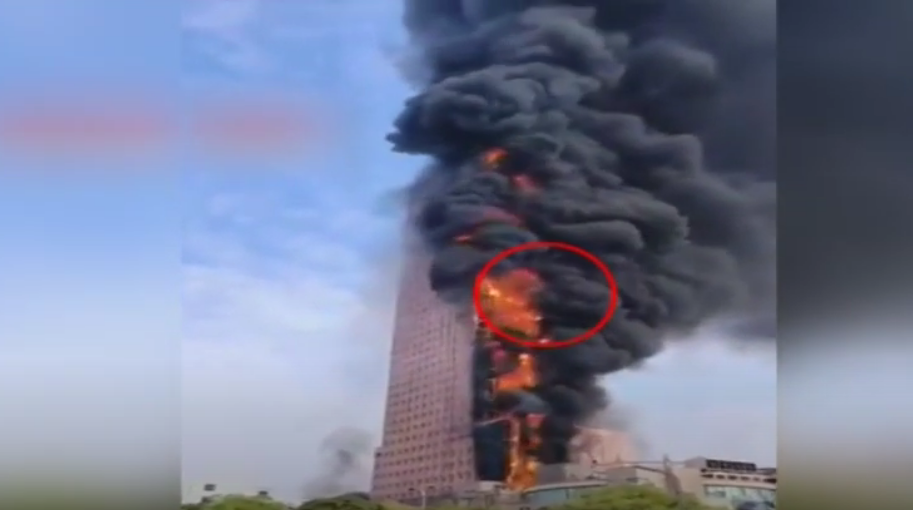 В китайском городе Чанша масштабный пожар охватил небоскреб, видео